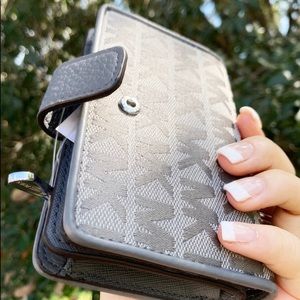 SALE⬇️ Michael kors Signature MK wallet coin case